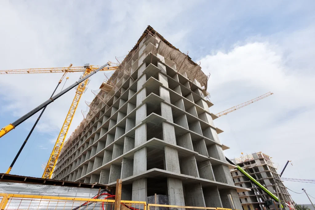 Betonarme kentsel dönüşüm uygulaması yapılan modern inşaat projesi