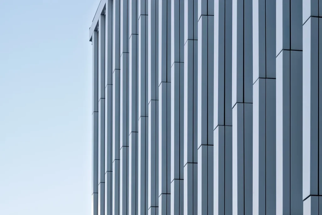 Dış cephe ve iç cephe uygulamaları yapılan modern bina görünümü